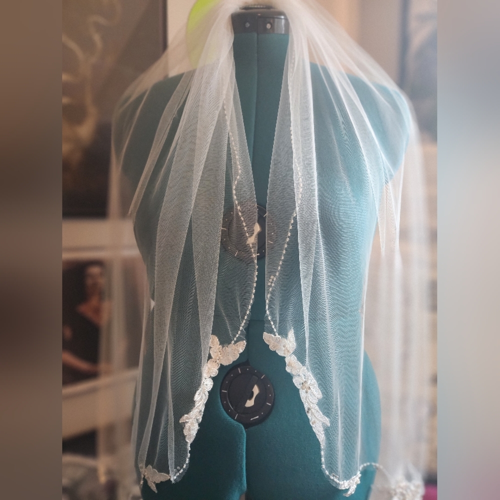 NWT David's Bridal Floral Lace Crystal Veil 👰